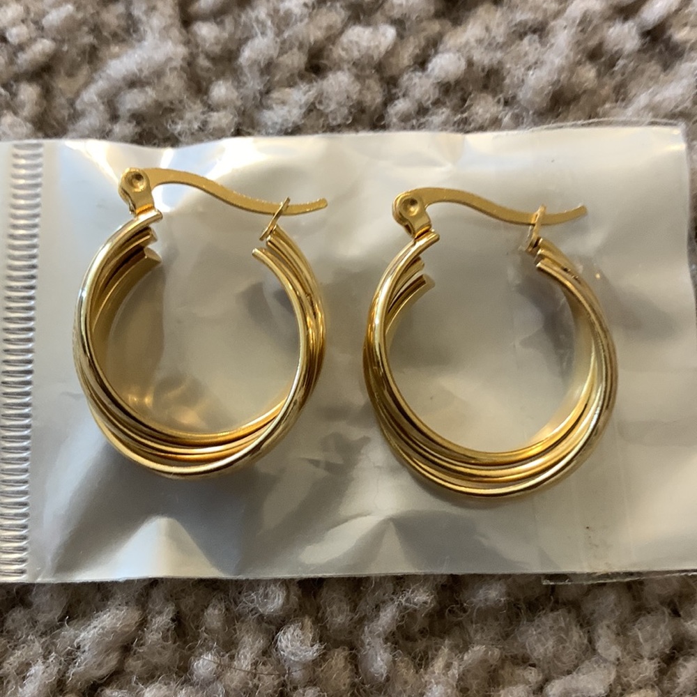 Cute little Gold Earrings - Picture 4 of 4